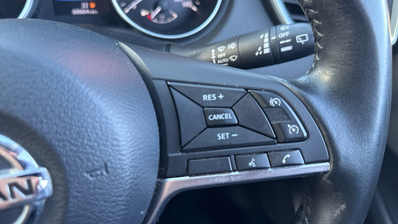 Nissan Qashqai 1.3 DiG-T N-Motion 5dr Petrol Hatchback